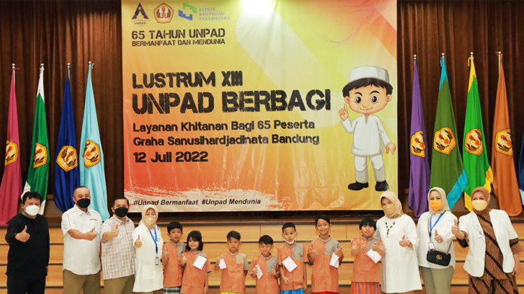 Khitanan Massal Unpad Berbagi Dalam Rangka Lustrum XIII -65 Tahun Unpad Bersama Klinik Paramedika